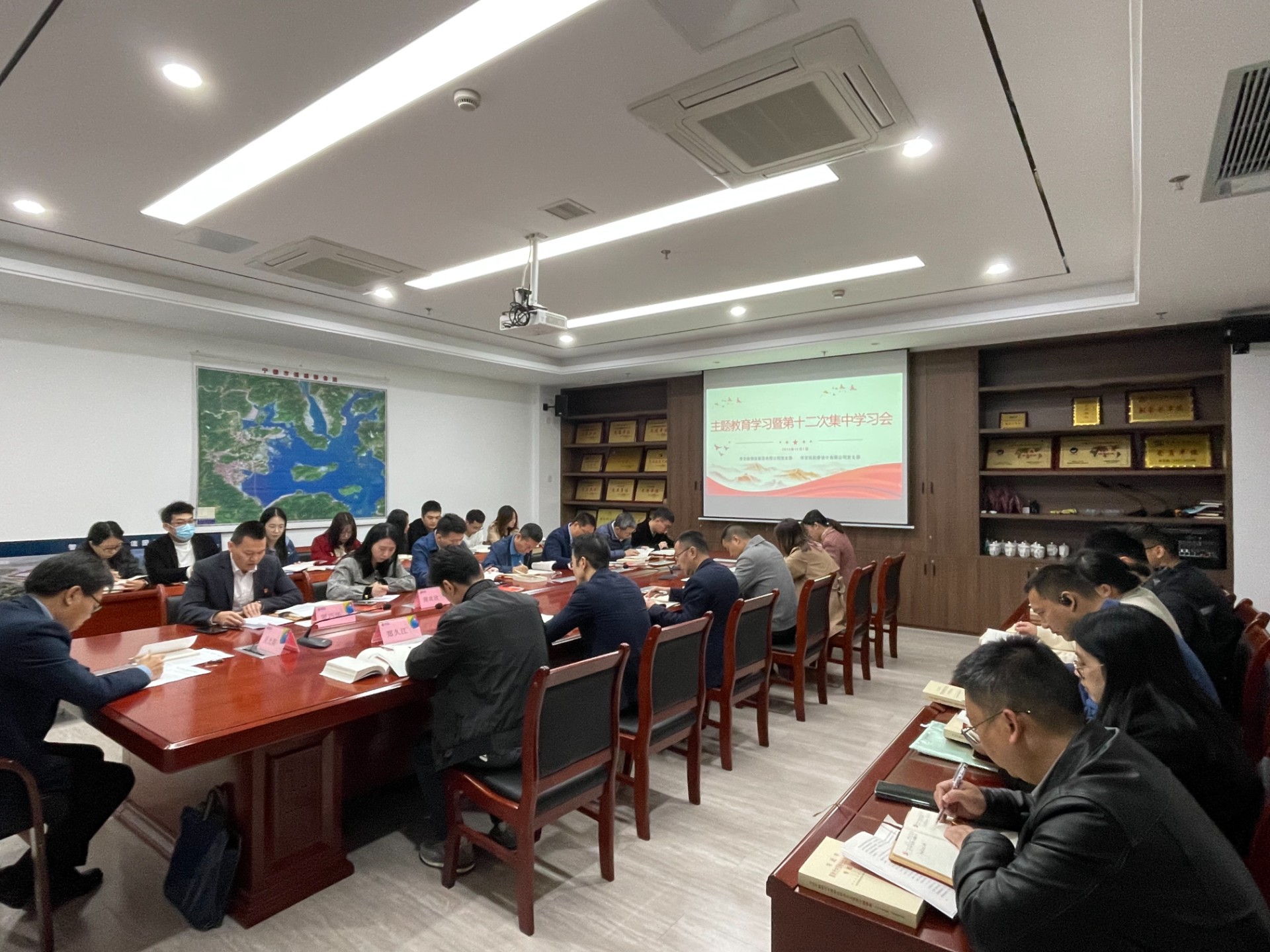 市w66利来物流集团党支部 市w66利来勘察设计公司党支部联合召开主题教育学习会,叶岚清摄2.jpg