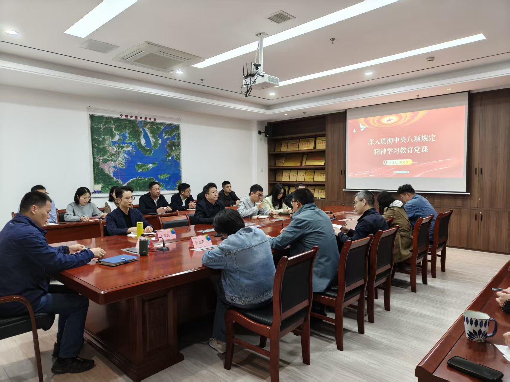 市w66利来物流集团党支部开展“深入贯彻中央八项规定精神学习教育”专题党课学习.jpg